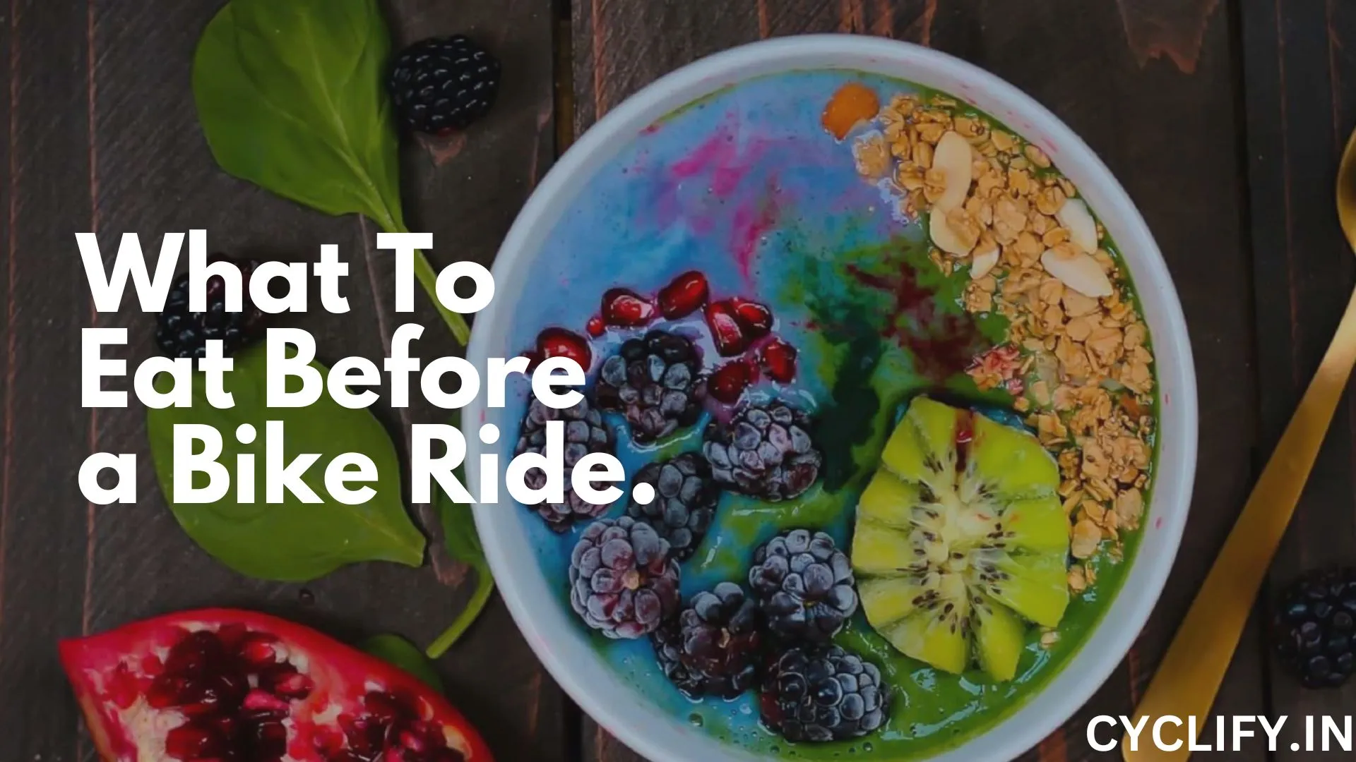 What to eat before a bike ride - A smoothie bowl dressed with fruits & nuts.