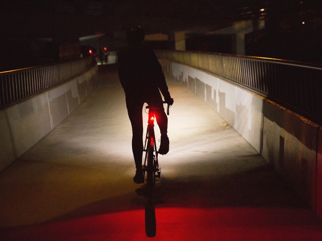 How to safely ride a bicycle at night - A depiction of a bike light visibility in the night.